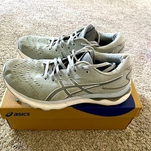 Women’s Asics Nimbus-24. Great condition. Size 9. Best running/walking shoes!